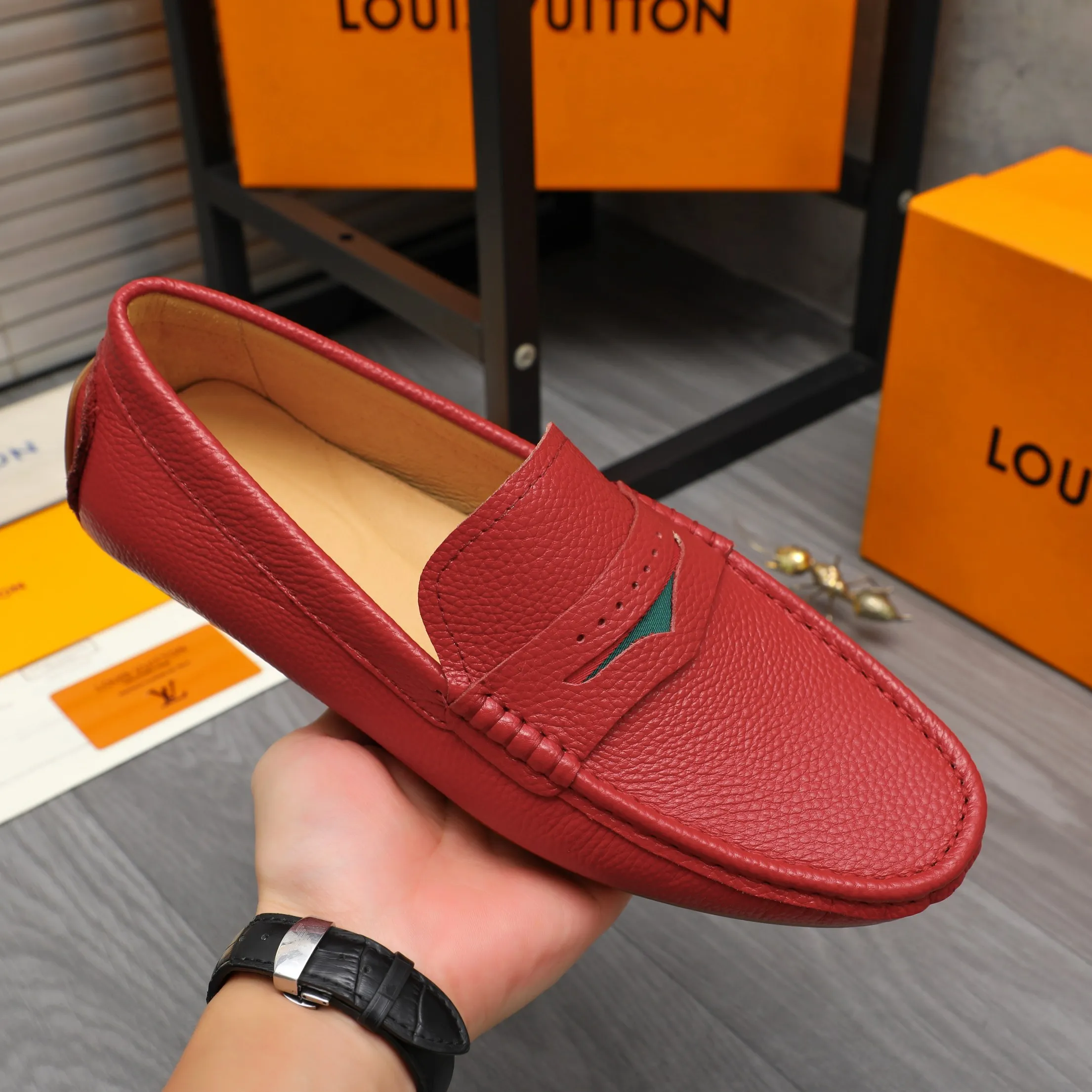 Men's shoes 💰360 Product trademark: LV "Louis Vuitton" casual slip-on men's shoes Regular size: 38-45 Product material: Selected pebbled cowhide upper, pigskin lining, rubber outsole